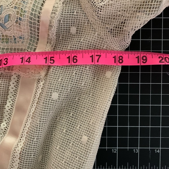 Vintage Top with lace and ribbon detail - Picture 9 of 9